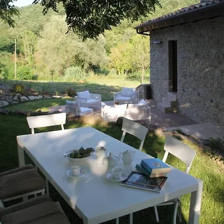 In Rotecastello Mit Grossem Garten *